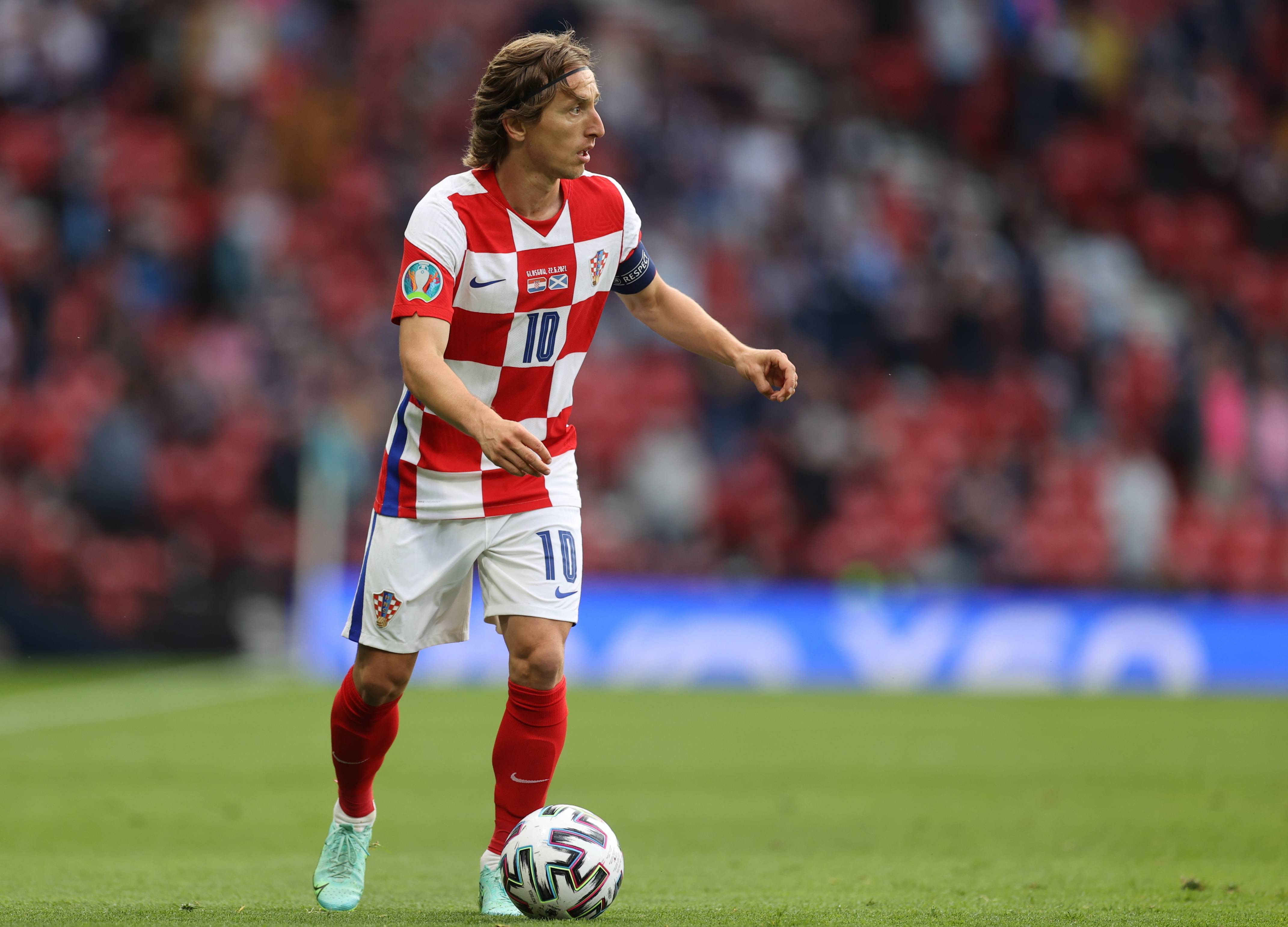 状态持续火热！本轮英超送助攻，福登最近3场比赛已造5球