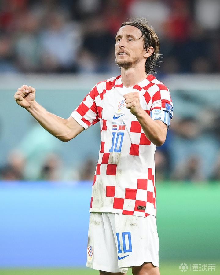 记者：汶马探赛后与海港助教约翰交换队服，两人曾在横滨合作